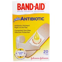 Band Aid, Липкий пластырь, с добавлением антибиотиков, 20 размеров в ассортименте